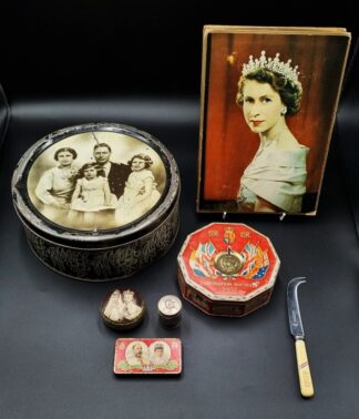 LOT 143 (32907) Est R100 to R300 - An Early 20th Century Commemorative 1911 Coronation Trinket Box and Domed Cover