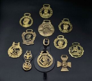 LOT 161 (32907) Est R200 to R400 - A Collection of Late Victorian and Early 20th Century Commemorative Royal Cast Brass Horsebrasses (12pcs)