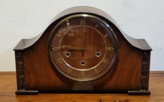 LOT 135 (32909) Est R500 to R1500 - A Mid 20th Century English Smith's Walnut and Veneer Cased Presentation Mantel Clock