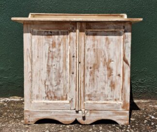 LOT 131 (33004) Est R500 to R1500 - An Early 20th Century Depression period Rustic White Washed Oregon and Deale Kombuiskas/Koskas