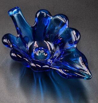 LOT 105 (33006) Est R300 to R600 - A Mid 20th Century Italian Empoli Glass Leaf Nut Dish