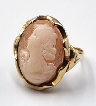 LOT 212 (32914) Est R1000 to R3000 - A 9ct Yellow Gold Ladies Ring