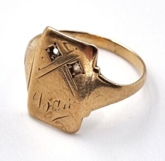 LOT 216 (32914) Est R2000 to R4000 - A 9ct Yellow Gold Signet Ring