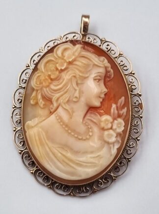 LOT 217 (32914) Est R2000 to R4000 - A 9ct Yellow Gold  Neapolitan Ladies Fancy Filigree Oval Brooch Frame