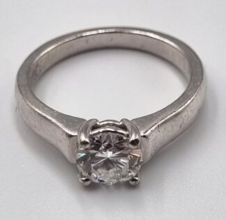 LOT 220 (32914) Est R15000 to R30000 - An 14ct White Gold Ladies Solitaire Ring