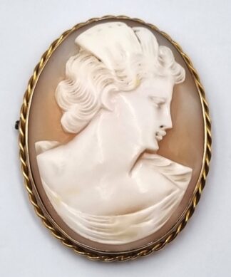 LOT 221 (32914) Est R3000 to R6000 - A 9ct Yellow Gold Ladies Broch Frame