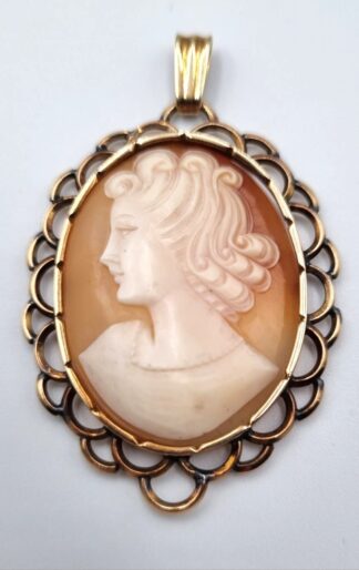 LOT 223 (32914) Est R3000 to R6000 - A 14ct Yellow Gold Ladies Openwork Oval Foliate Brooch Frame