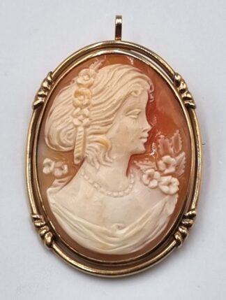 LOT 226 (32914) Est R3000 to R6000 - A 9ct Yellow Gold Oval Open Ladies Double Brooch Frame