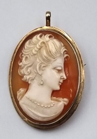 LOT 228 (32914) Est R1000 to R3000 - A 10ct Yellow Gold Ladies Oval Pendant Frame