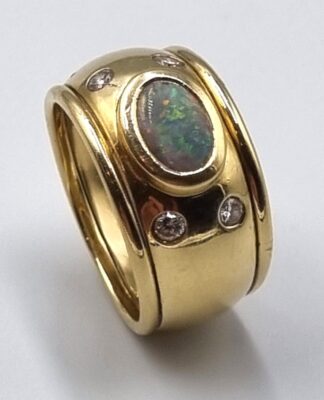 LOT 229 (32914) Est R10000 to R20000 - An 16ct Yellow Gold Ladies Broad Band D-end Ring