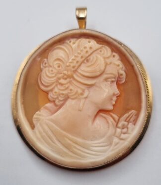 LOT 234 (32914) Est R1000 to R3000 - A 9ct Yellow Gold Ladies Circular Pendant Frame