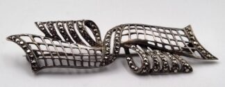 LOT 239 (32914) Est R200 to R400 - A Vintage Silver and Marquisite set Stylised Ribbon Brooch