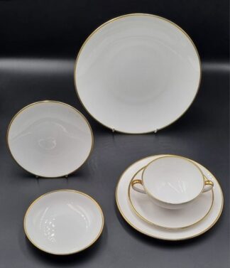 LOT 67 (32904) Est R1000 to R3000 - A  Mid 20th Century English Tuscan China Porcelain Setting for 8 Dinner Service