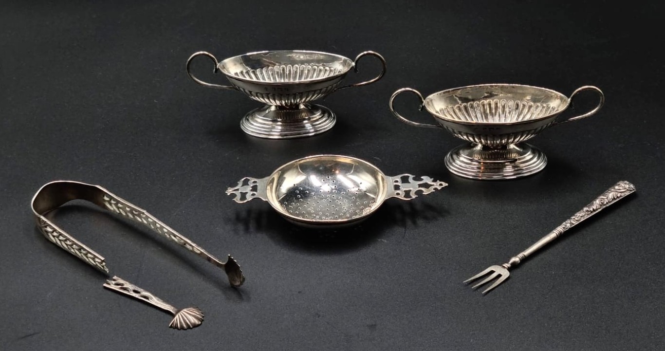 LOT 11 (32911) Est R2500 to R5000 – A Pair of Edward VII Silver Adam-style footed and handled Open Salts