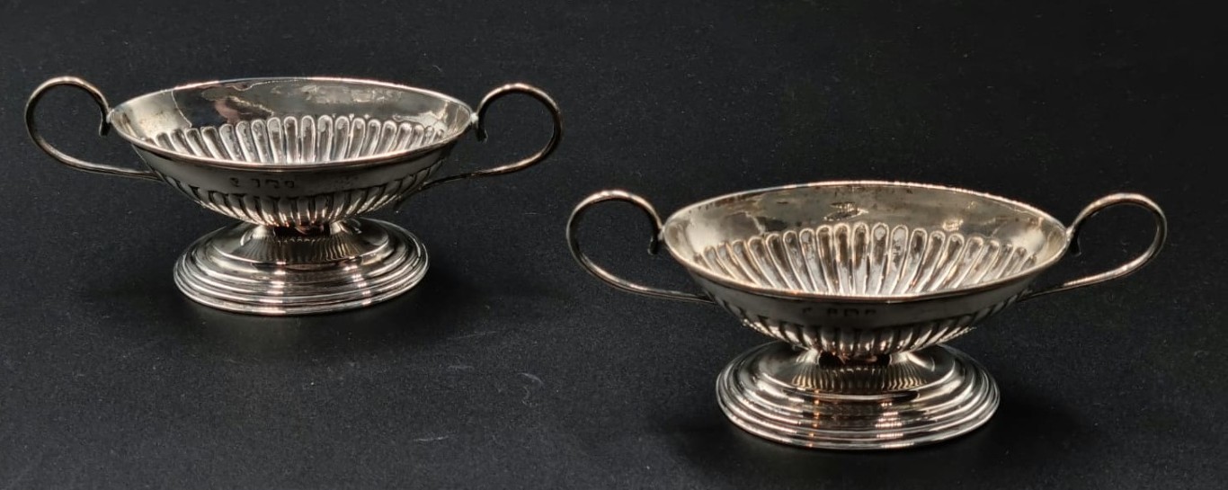 LOT 11 (32911) Est R2500 to R5000 – A Pair of Edward VII Silver Adam-style footed and handled Open Salts - Image 2