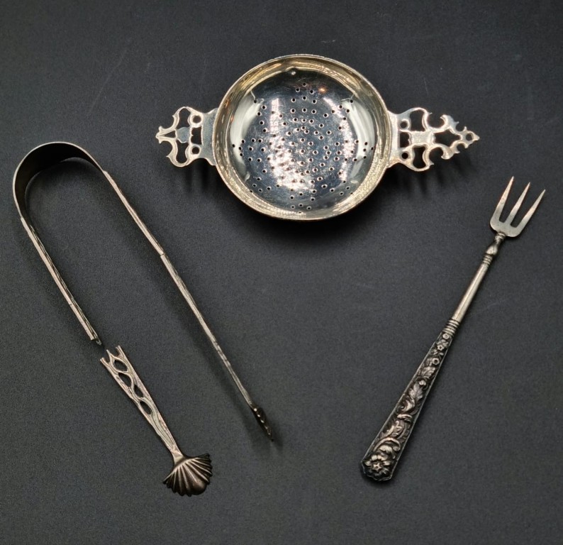 LOT 11 (32911) Est R2500 to R5000 – A Pair of Edward VII Silver Adam-style footed and handled Open Salts - Image 3