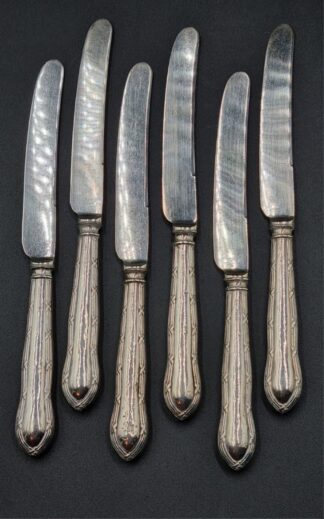 LOT 16 (32911) Est R1000 to R3000 - 6 x Edward VII Silver Hafted Ribbon and Reed pattern Butter Knives