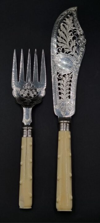 LOT 20 (32914) Est R3000 to R6000 - An Edward VII Silver Mount and Bone Hafted 2-piece Fish Serving Set