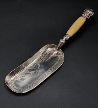 LOT 30 (32914) Est R500 to R1500 - A Late Victorian EPNS Bone hafted Crumb Scoop, fitted with Silver collar and mount