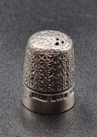 LOT 32 (32914) Est R100 to R300 - A George V Silver Thimble (Size 16)