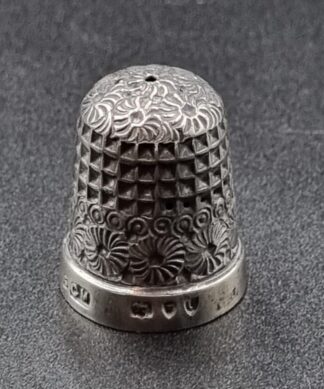 LOT 33 (32914) Est R100 to R300 - A Late Victorian Silver Thimble (Size 3)