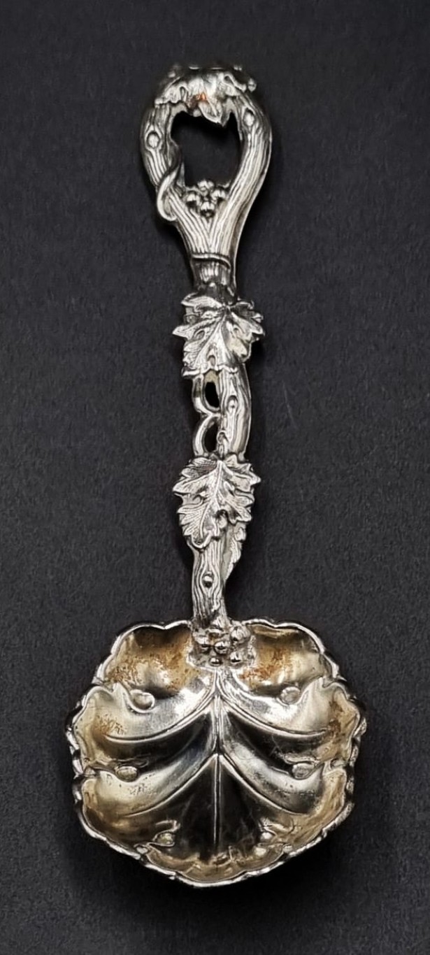 LOT 37 (32862) Est R400 to R800 – A Pair of Early 20th Century German Silver Neoclassical-style Sugar Tongs - Image 2