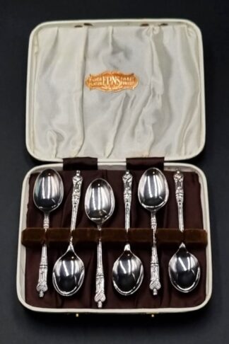 LOT 60 (32878) Est R300 to R600 - A Set of 6 x EPNS Apostle pattern Teaspoons