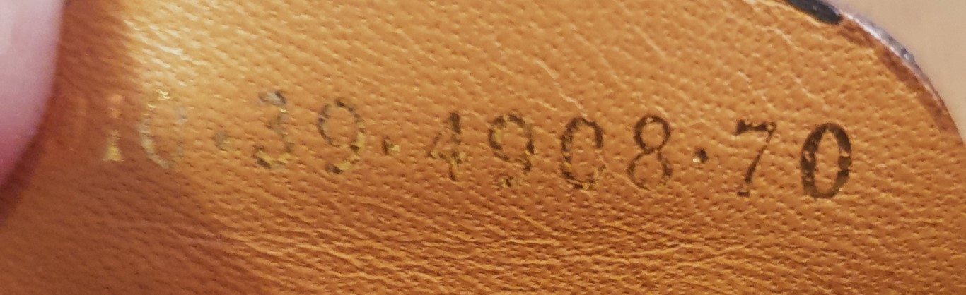 LOT 305 (31863158) Est R3000 to R6000 – A Vintage Italian Gucci Canvas and Light Tan Leather Soft Sided Suitcase circa 1970s - Image 5