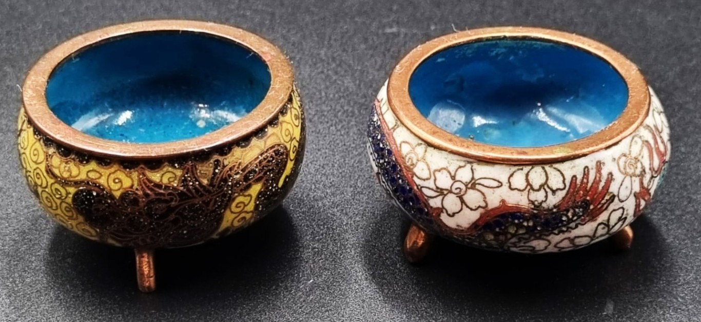 LOT 318 (33016) Est R500 to R1500 – A Near Matching Pair of Vintage Oriental Cloisonné Pepperettes - Image 2