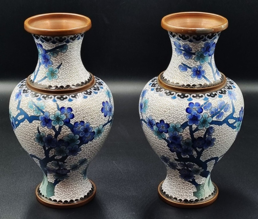 LOT 317 (33046) Est R800 to R1500 – A Mirrored Pair of Vintage Decorative Chinese Cloisonné Table/Mantel Vases - Image 2
