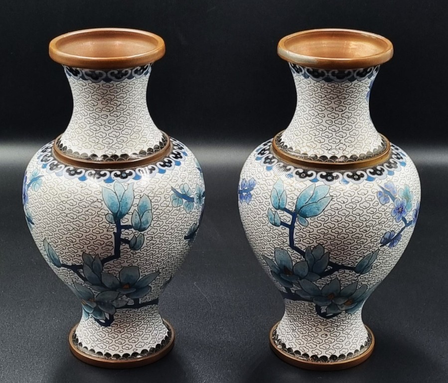 LOT 317 (33046) Est R800 to R1500 – A Mirrored Pair of Vintage Decorative Chinese Cloisonné Table/Mantel Vases - Image 3