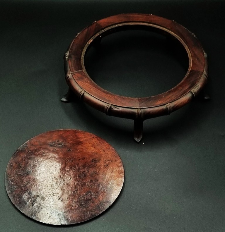 LOT 324 (33016) Est R500 to R1500 – A Vintage Oriental footed Rosewood footed Bowl Stand - Image 2