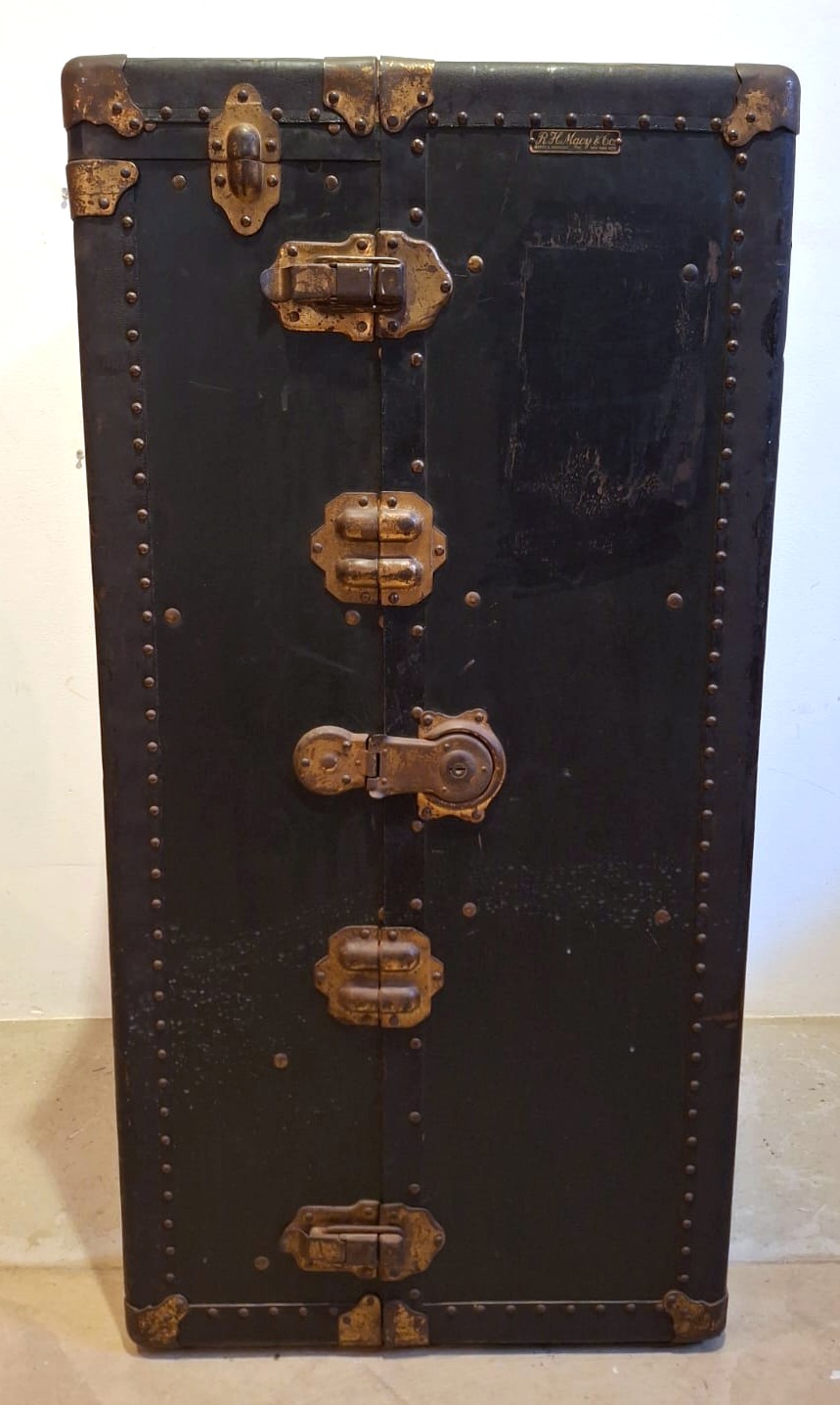 LOT 304 (33032) Est R3000 to R6000 – An Early 20th Century American Canvas Wrapped and Vulcanized Fibre Bound Ladies Transatlantic Travel Ship Steamer Wardrobe Trunk - Image 2