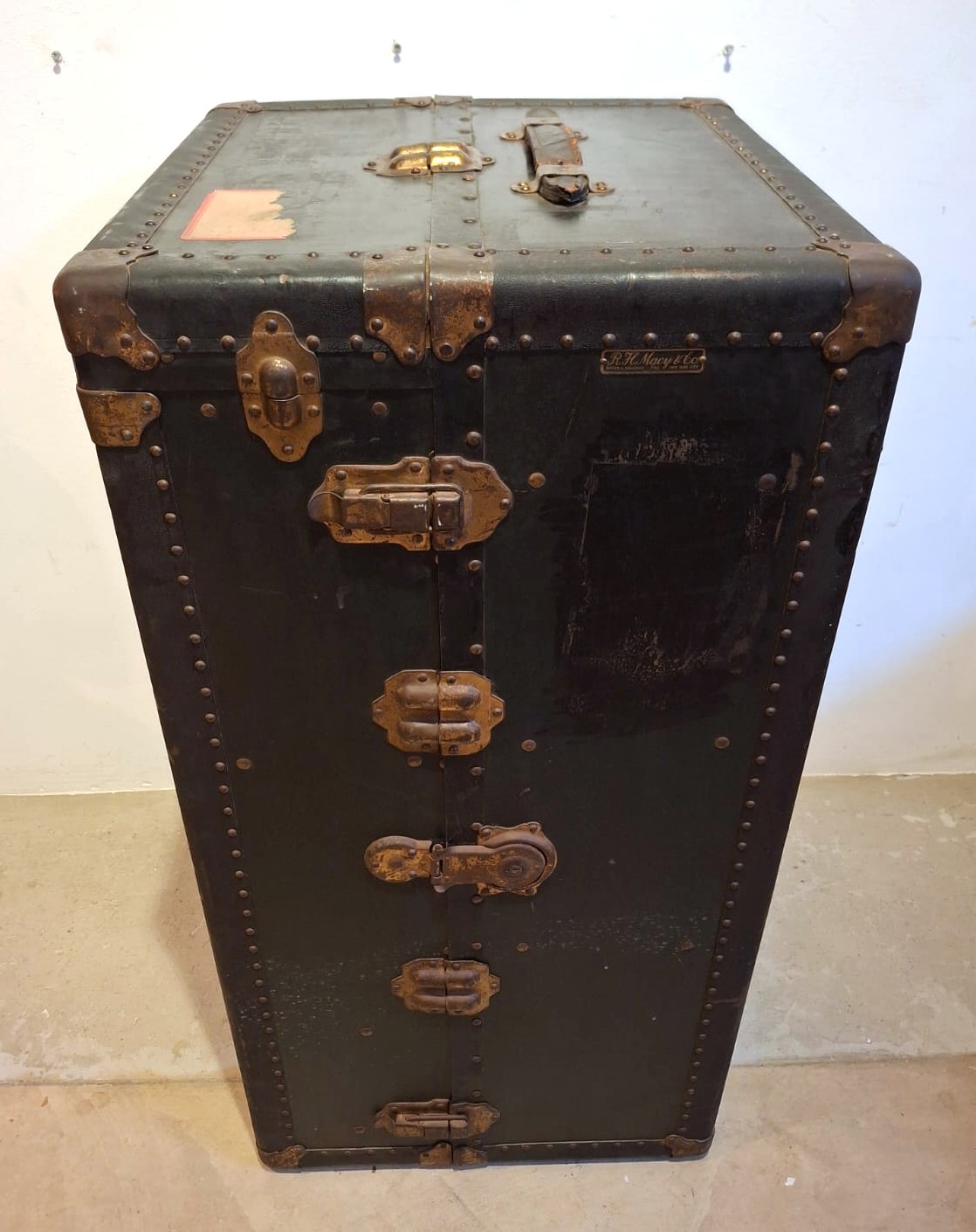 LOT 304 (33032) Est R3000 to R6000 – An Early 20th Century American Canvas Wrapped and Vulcanized Fibre Bound Ladies Transatlantic Travel Ship Steamer Wardrobe Trunk - Image 3