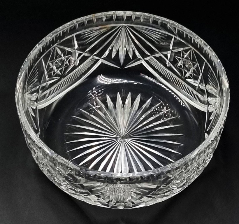 LOT 100 (33016) Est R500 to R1500 – A Vintage Heavy Czech Crystal Salad Bowl - Image 2