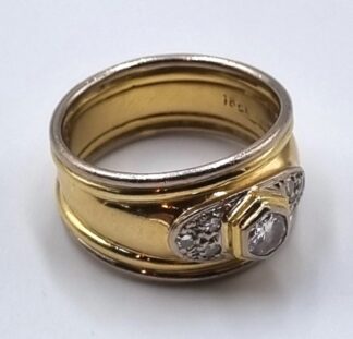 LOT 350 (32937J7) Est R7000 to R15000 - A Ladies 9ct Yellow Gold Ring set with