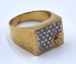 LOT 351 (32937J8) Est R18000 to R30000 - A Gent's 16ct Yellow Gold and Diamond Set Pave Dress Ring