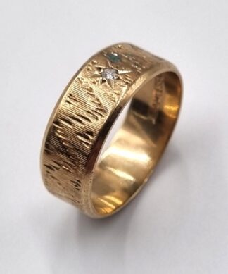 LOT 379 (32937) Est R2500 to R5000 - A Ladies 9ct Yellow Gold Solitaire Ring