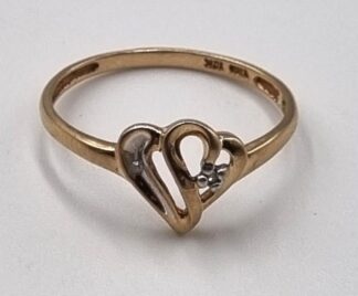 LOT 381 (32937) Est R1000 to R3000 - A Ladies 9ct Yellow Gold Ring