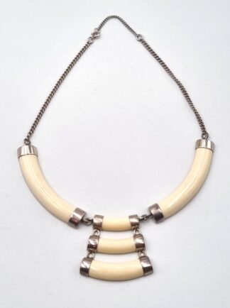 LOT 364 (33032) Est R500 to R1500 - A Vintage Ladies Silver Silver and Ivory Cascade Necklace