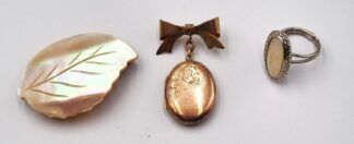 LOT 365 (33032) Est R300 to R600 - A Ladies Vintage Rolled Strawberry Gold Oval Locket Pendant Brooch