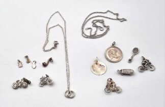 LOT 373 (33069) Est R500 to R1500 - A Ladies Sterling Silver Neck Chain