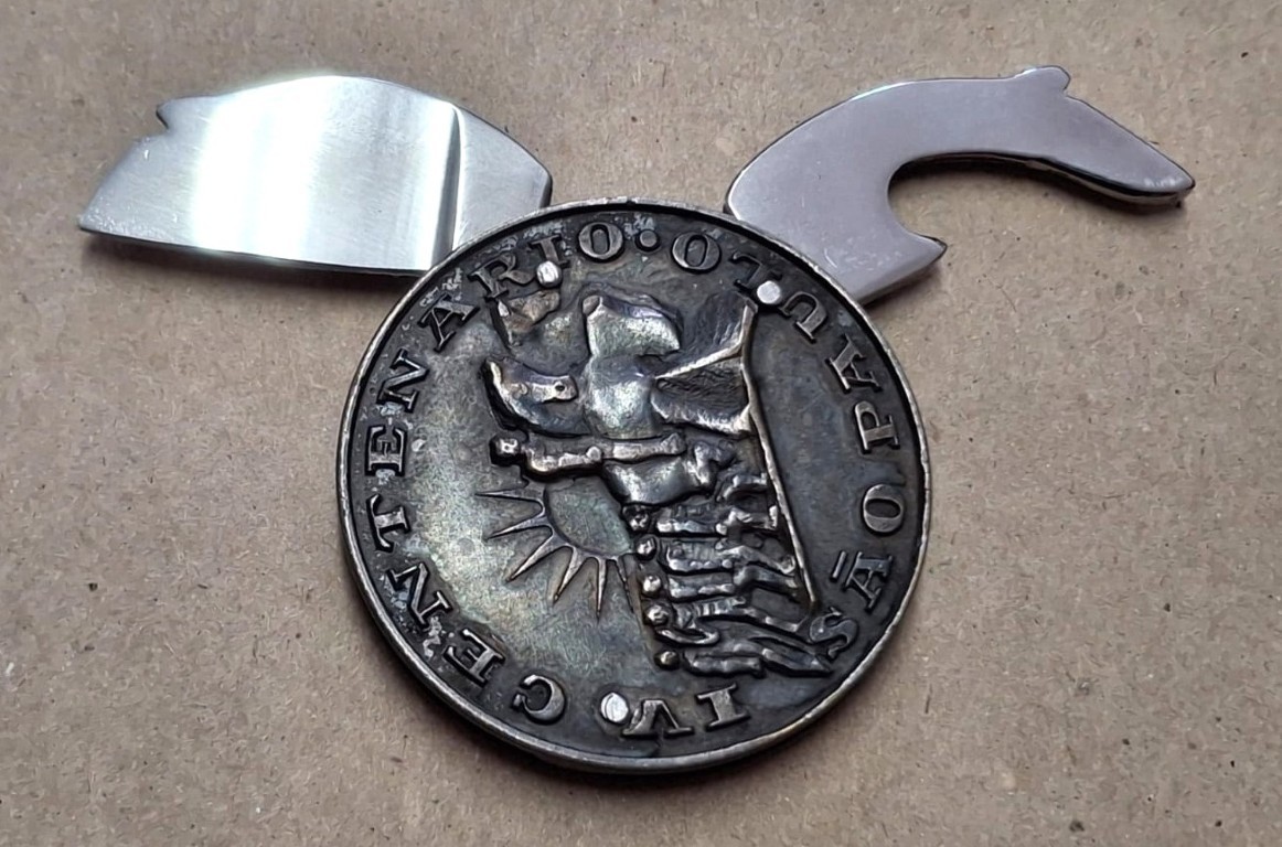 LOT 205 (32582) Est R300 to R600 – A Collector’s 1954 São Paulo IV Centenary Commemorative Medallion Penknife - Image 4