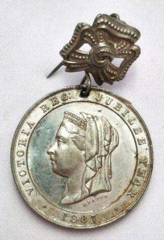 LOT 220 (32907) Est R500 to R1500 - 1 x 1887 Queen Victoria Golden Jubilee Commemorative Brooch Medallion by Heaton