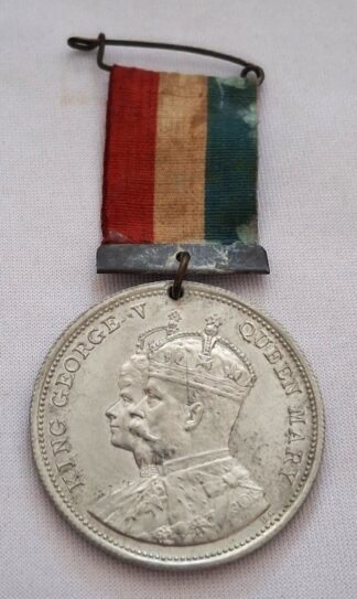 LOT 227 (32907) Est R50 to R150 - 1 x 1935 King George V & Queen Mary Silver Jubilee Medal.
