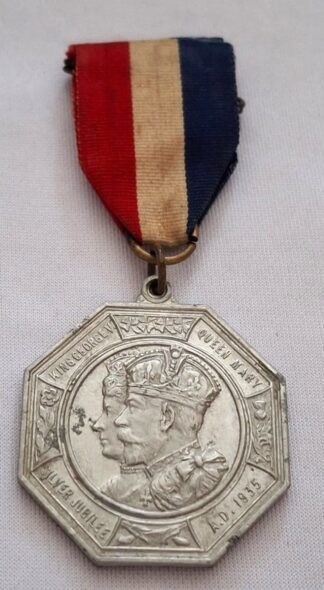 LOT 228 (32907) Est R100 to R300 - 1 x 1935 King George V and Queen Mary Silver Jubilee Commemorative Medal