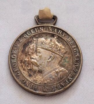 LOT 230 (32907) Est R50 to R150 - 1 x 1935 King George V and Queen Mary Silver Jubilee Commemorative Medal.