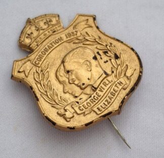 LOT 235 (32907) Est R50 to R150 - 1 x 1937 Gilded Bakelite Coronation King George VI and Queen Elizabeth Commemorative Pin Badge