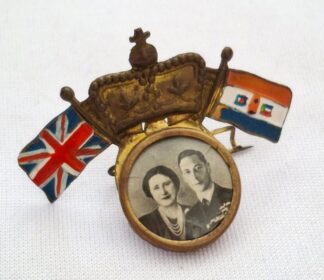 LOT 239 (32907) Est R50 to R150 - 1 x 1947 Union of South Africa Royal Visit Commemorative Pin Badge
