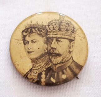 LOT 253 (32907) Est R100 to R300 - 1 x 1935 King George V and Queen Mary Commemorative Silver Jubilee Pinback Button Badge